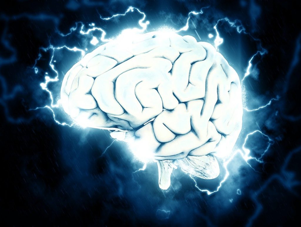 Menschliches Gehirn mit Blitzen