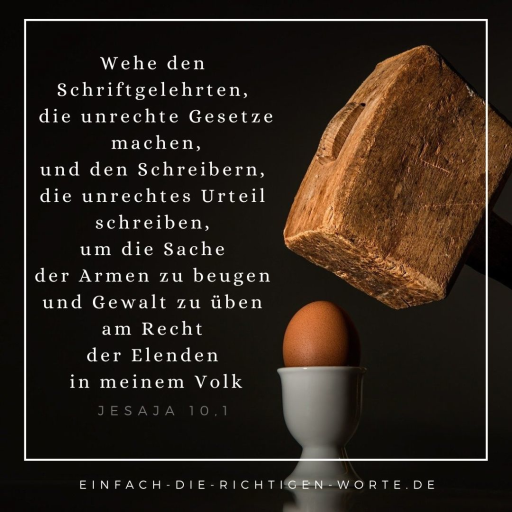 Holzhammer und Ei im Eierbecher