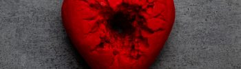 Rotes Styroporherz mit Loch