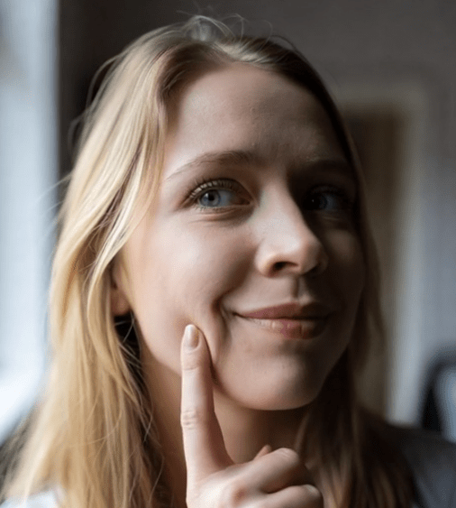 Blonde Frau, die nachdenkt